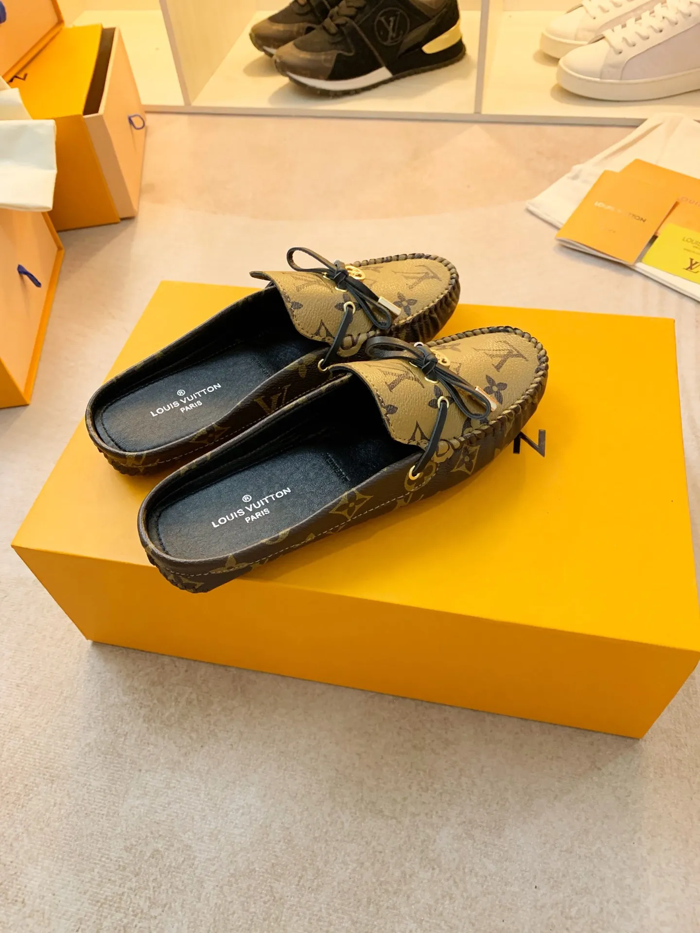 p460💰Couple model❤️🇫🇷 𝙇𝙤𝙪𝙞𝙨 𝙑𝙪𝙞𝙩𝙩𝙤𝙣 🇫🇷Louis Vuitton 2023 Classic𝓛𝓿 𝓣𝓻𝓪𝓲𝓷𝓮𝓻 Sports Series ➪➪➪¯ [Arizona Doudou Shoes Series] ▪️▪️▪️Arizona slip-on shoes are made of Monogram Eclipse canvas. Its hand-painted and dyed edges and hand-sewn uppers fully demonstrate Louis Vuitton's traditional shoemaking craftsmanship. This slip-on shoe is very lightweight. The integrated tongue and upper make it particularly comfortable and flexible. The soft outsole is equipped with rubber padding. Decorated with matching sash. Detailed features: ☑️Monogram Eclipse canvas ☑️Black Eclipse pattern ☑️Hand-painted shoe edges ☑️Hand-sewn uppers (each pair takes time to process) ☑️Integrated tongue and upper construction ☑️Outsole equipped with rubber lining ☑️size: 35_46